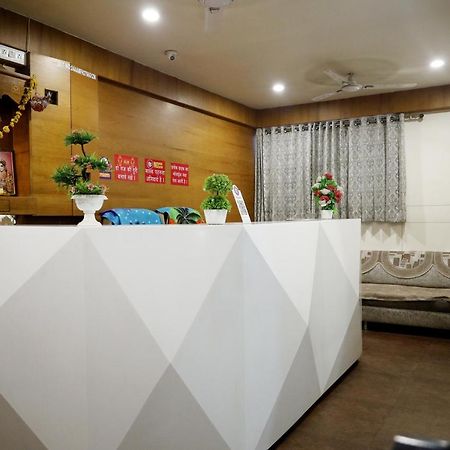 Hotel Madhav Villa Ахмедабад Екстериор снимка