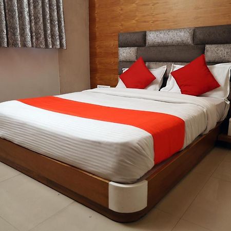 Hotel Madhav Villa Ахмедабад Екстериор снимка