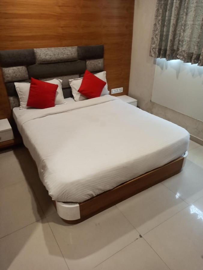 Hotel Madhav Villa Ахмедабад Екстериор снимка