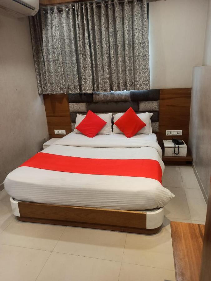 Hotel Madhav Villa Ахмедабад Екстериор снимка