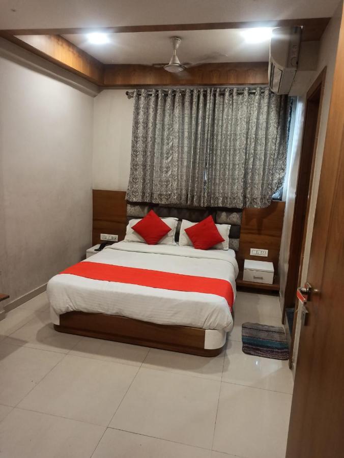 Hotel Madhav Villa Ахмедабад Екстериор снимка