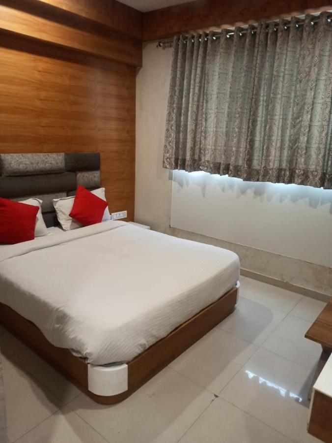 Hotel Madhav Villa Ахмедабад Екстериор снимка