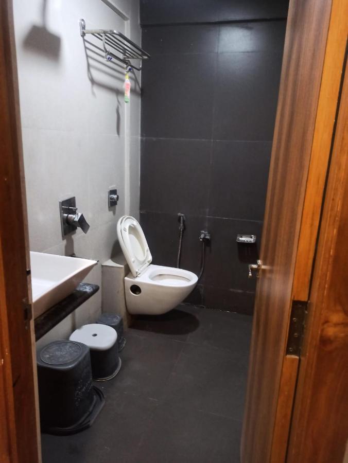 Hotel Madhav Villa Ахмедабад Екстериор снимка
