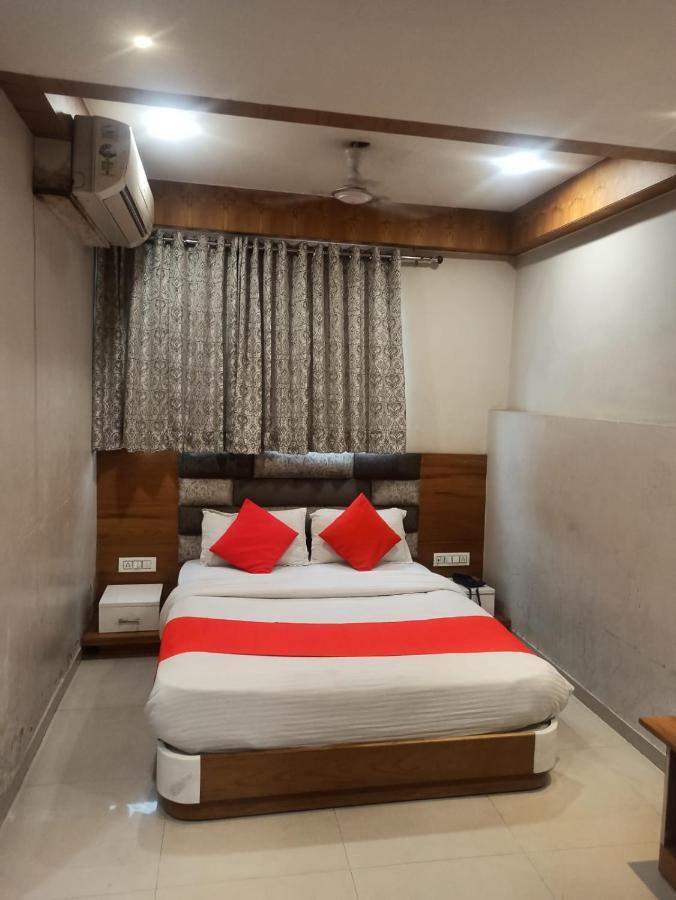 Hotel Madhav Villa Ахмедабад Екстериор снимка