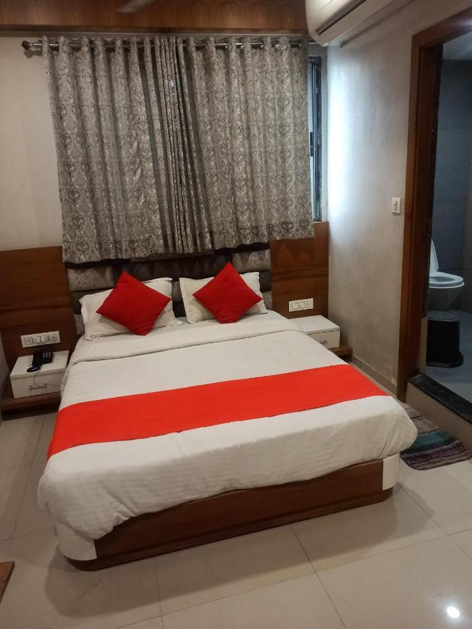 Hotel Madhav Villa Ахмедабад Екстериор снимка