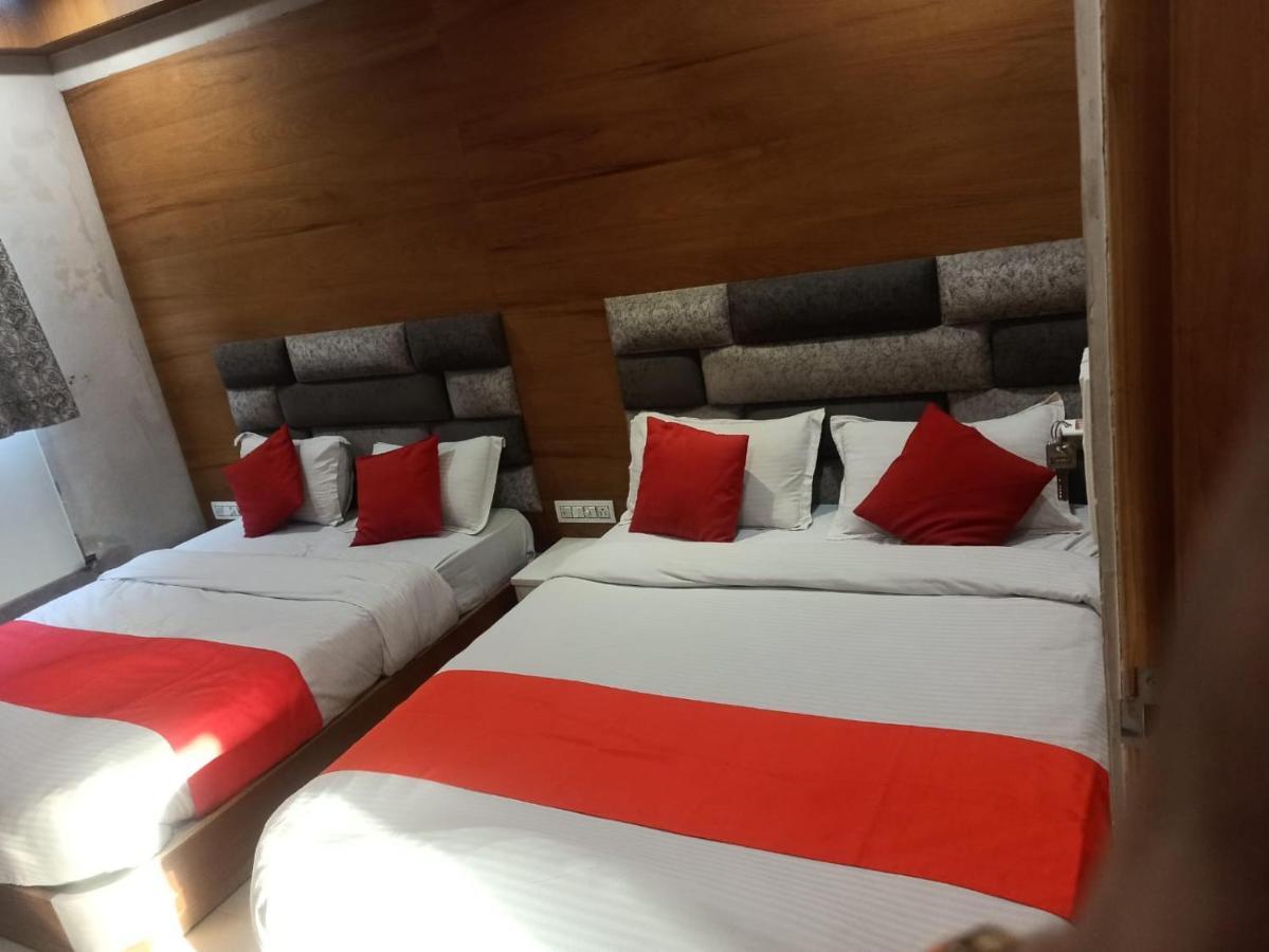 Hotel Madhav Villa Ахмедабад Екстериор снимка