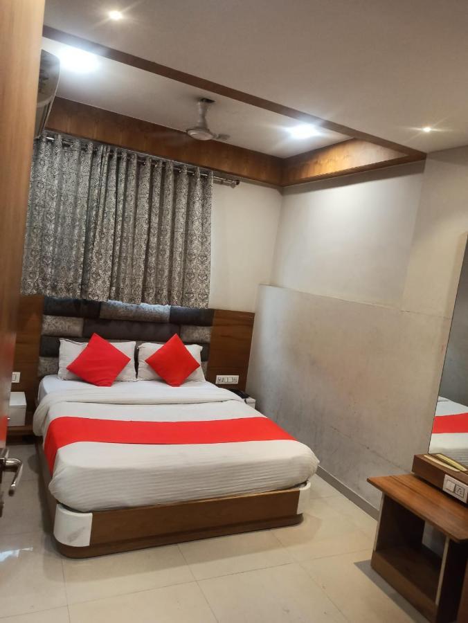 Hotel Madhav Villa Ахмедабад Екстериор снимка
