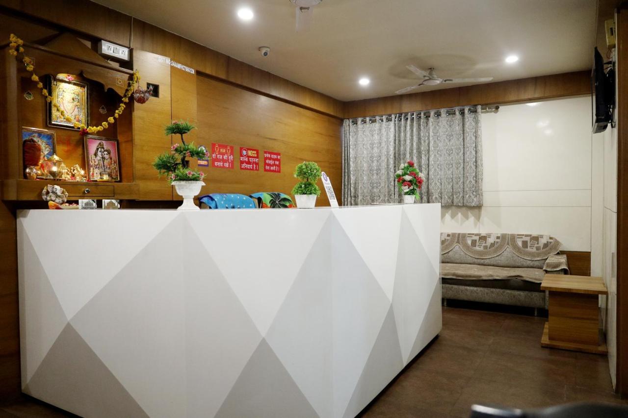 Hotel Madhav Villa Ахмедабад Екстериор снимка