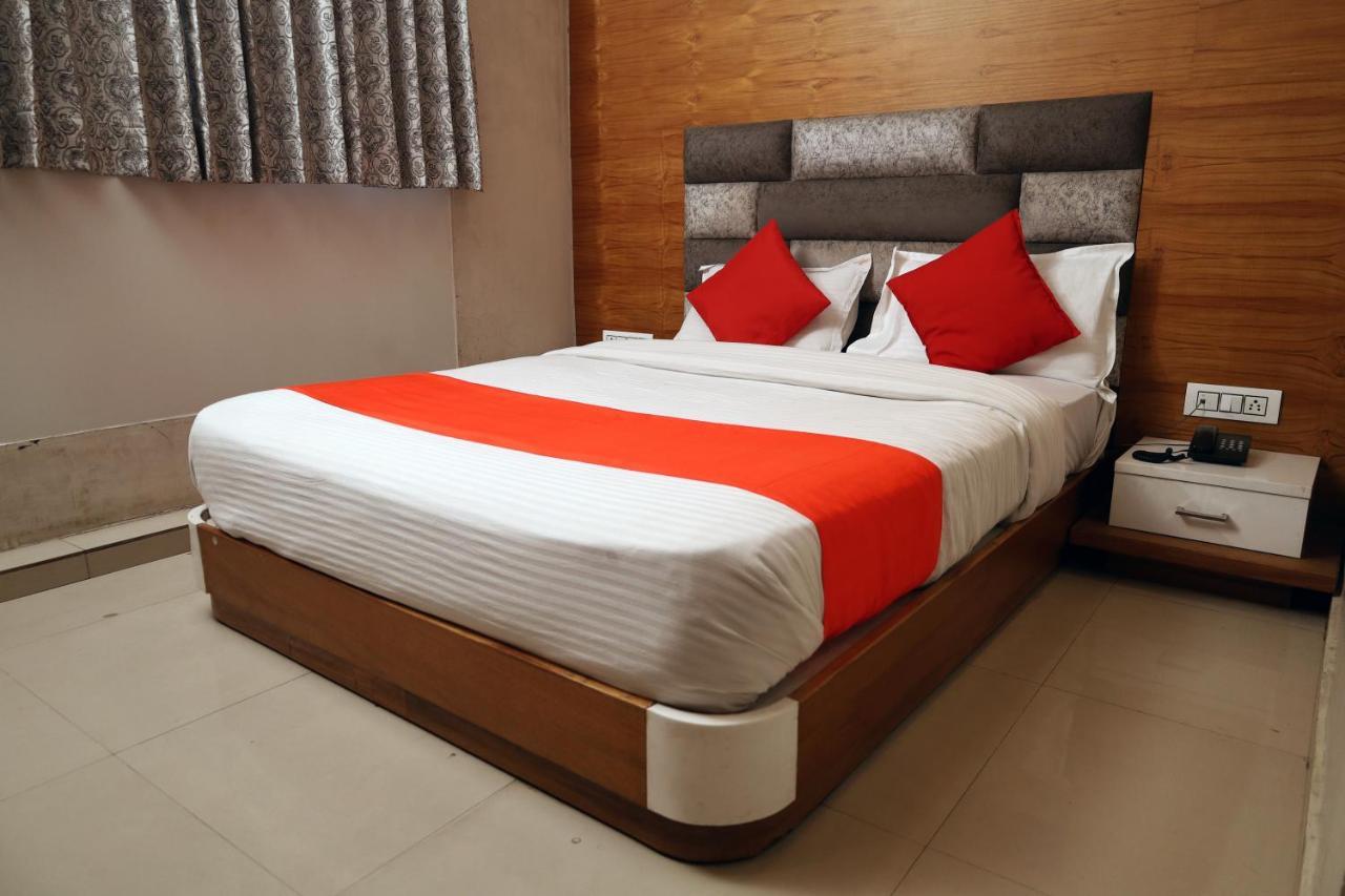 Hotel Madhav Villa Ахмедабад Екстериор снимка