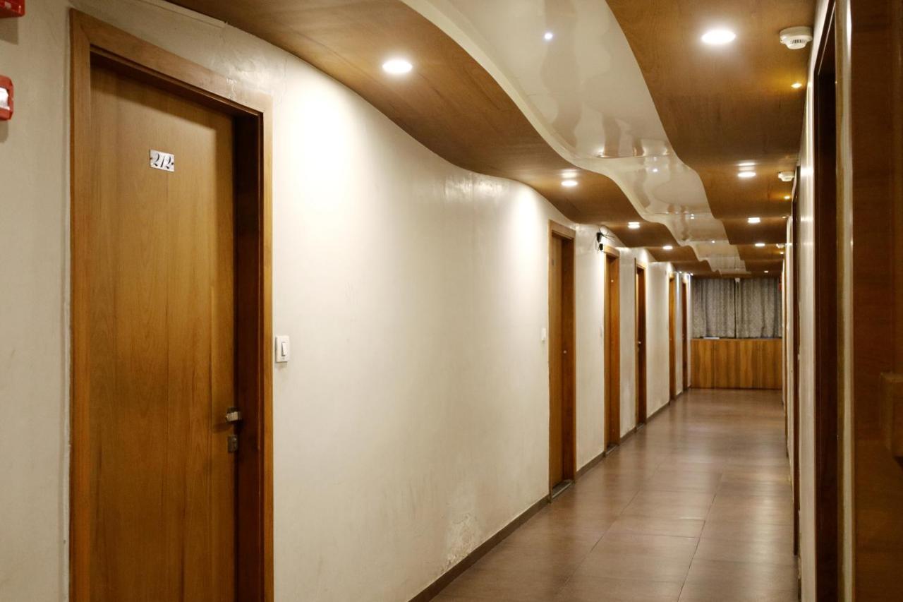 Hotel Madhav Villa Ахмедабад Екстериор снимка
