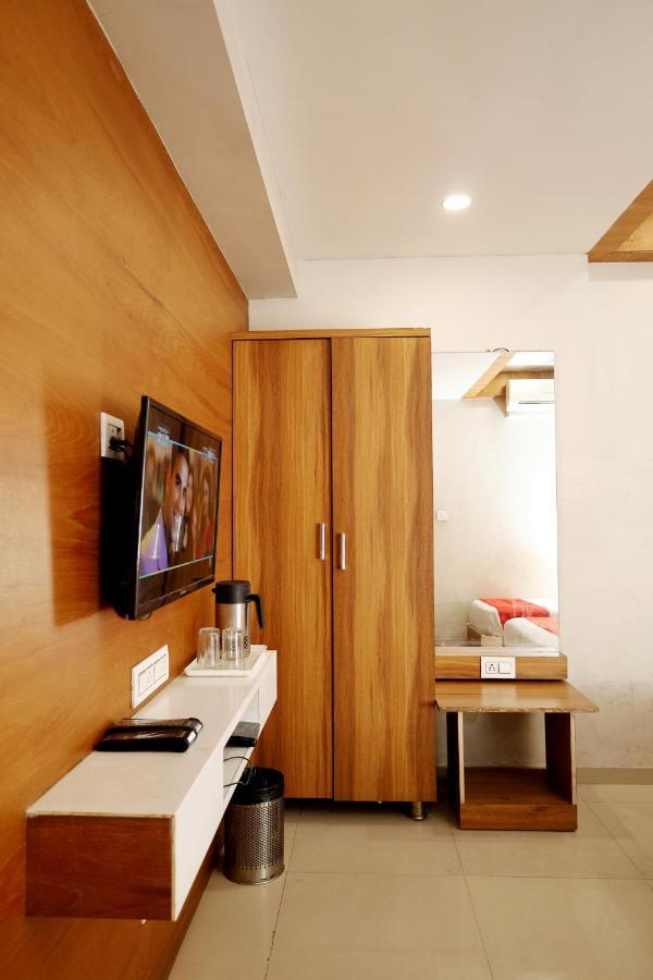 Hotel Madhav Villa Ахмедабад Екстериор снимка